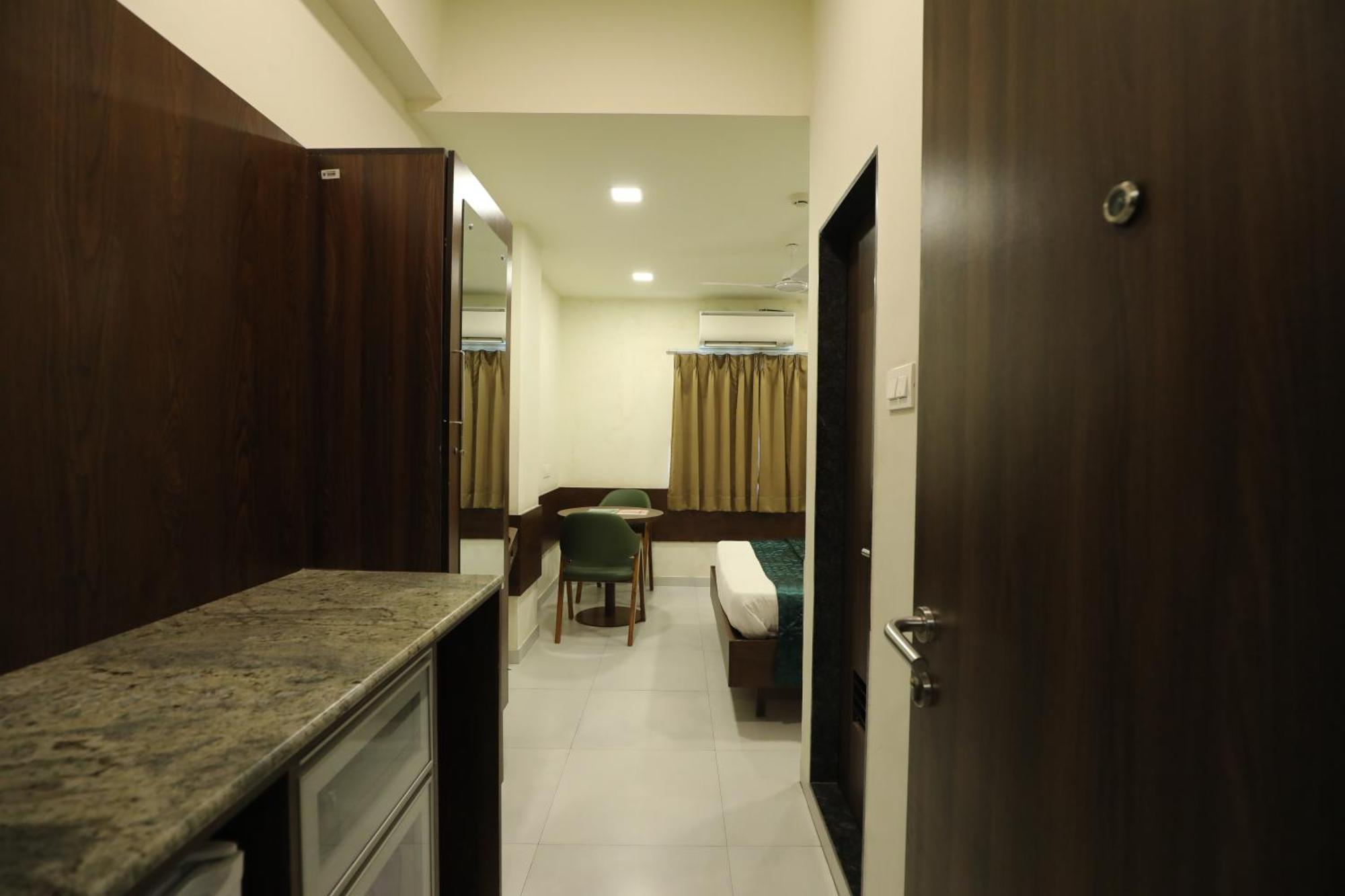 Greenotel Rooms Hazira, Surate Extérieur photo