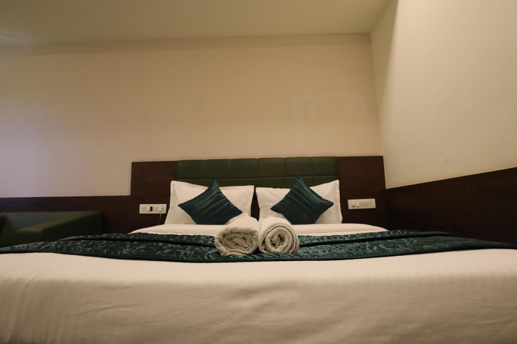 Greenotel Rooms Hazira, Surate Extérieur photo