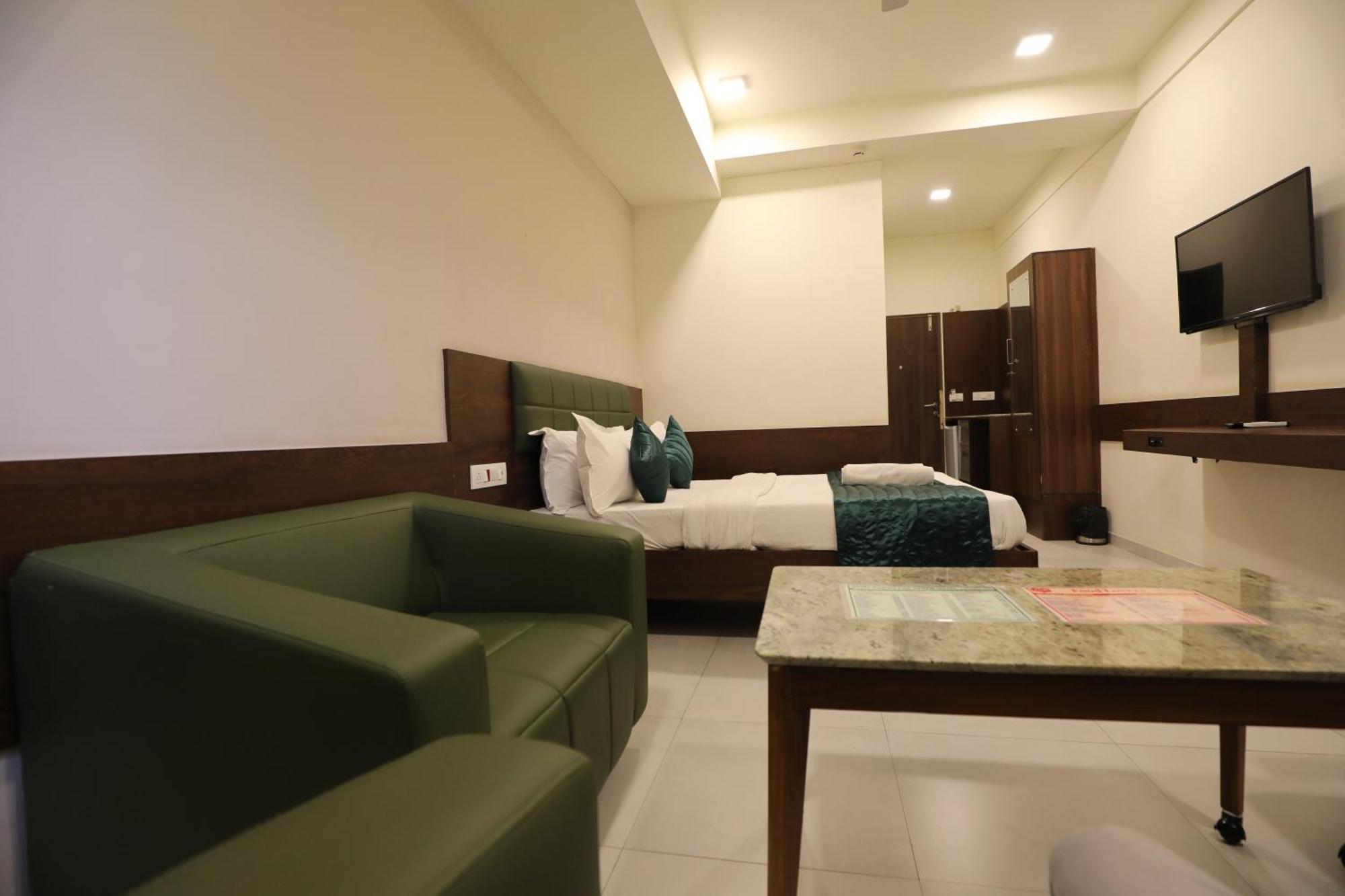 Greenotel Rooms Hazira, Surate Extérieur photo