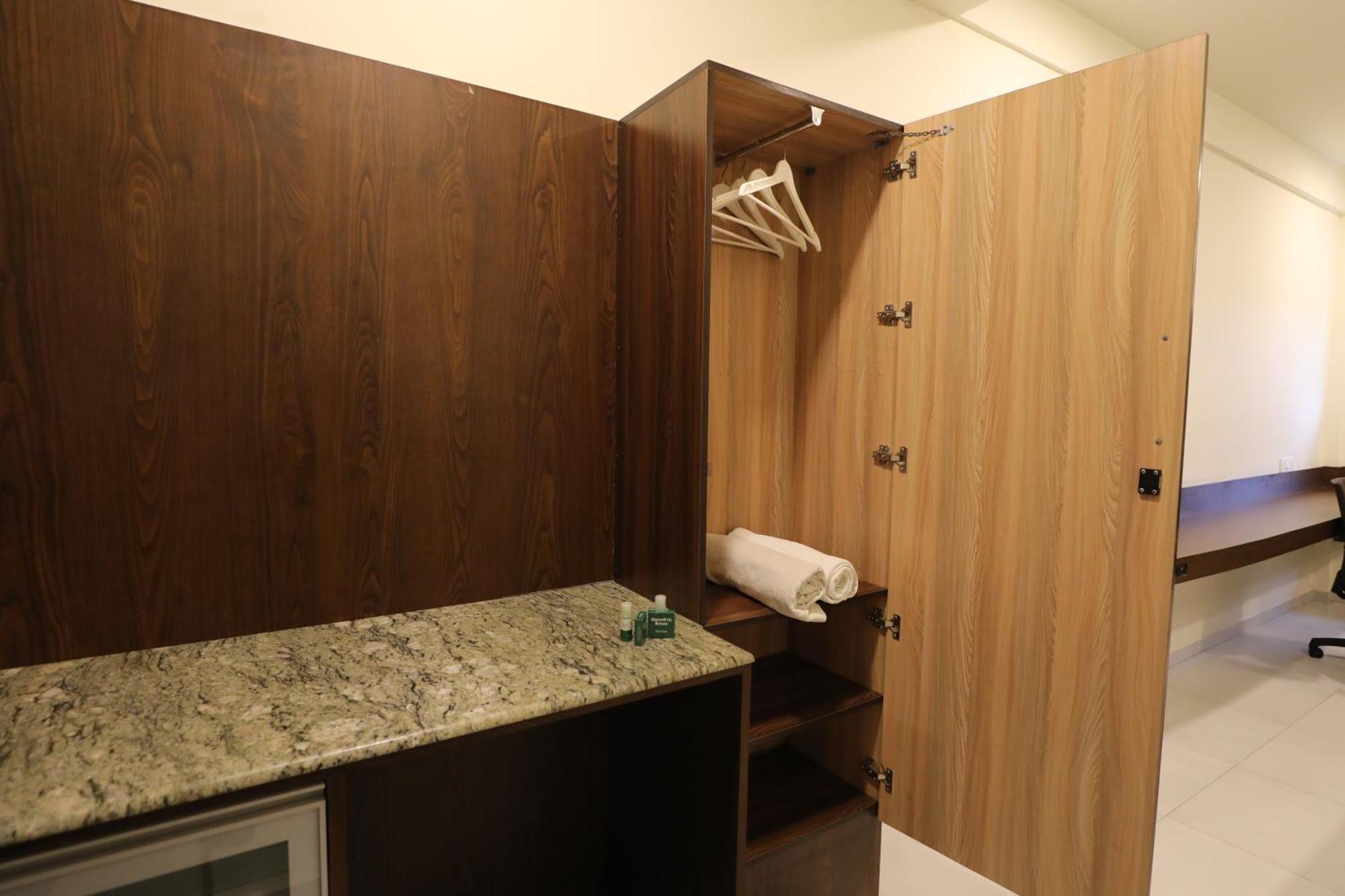 Greenotel Rooms Hazira, Surate Extérieur photo