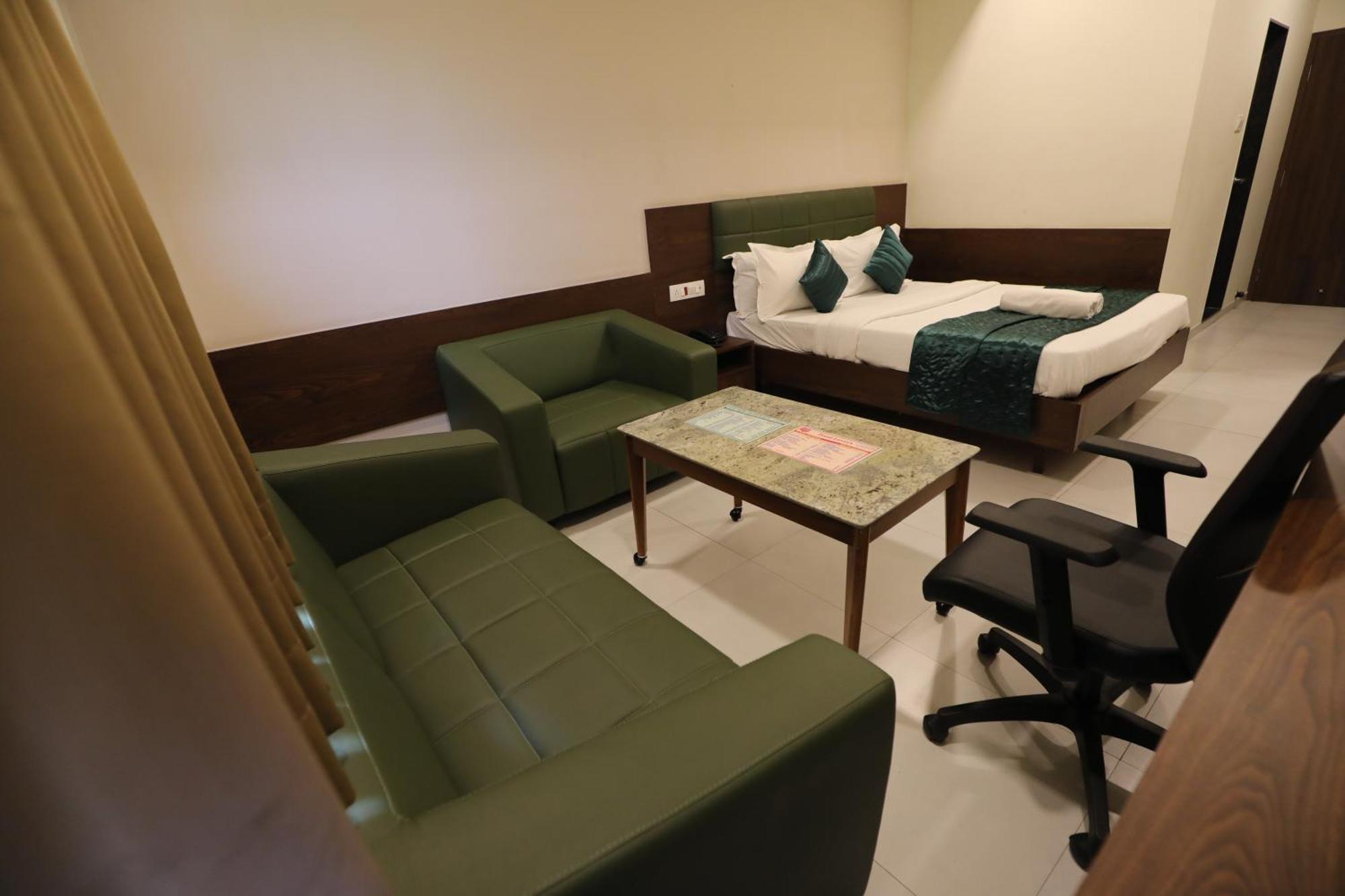 Greenotel Rooms Hazira, Surate Extérieur photo
