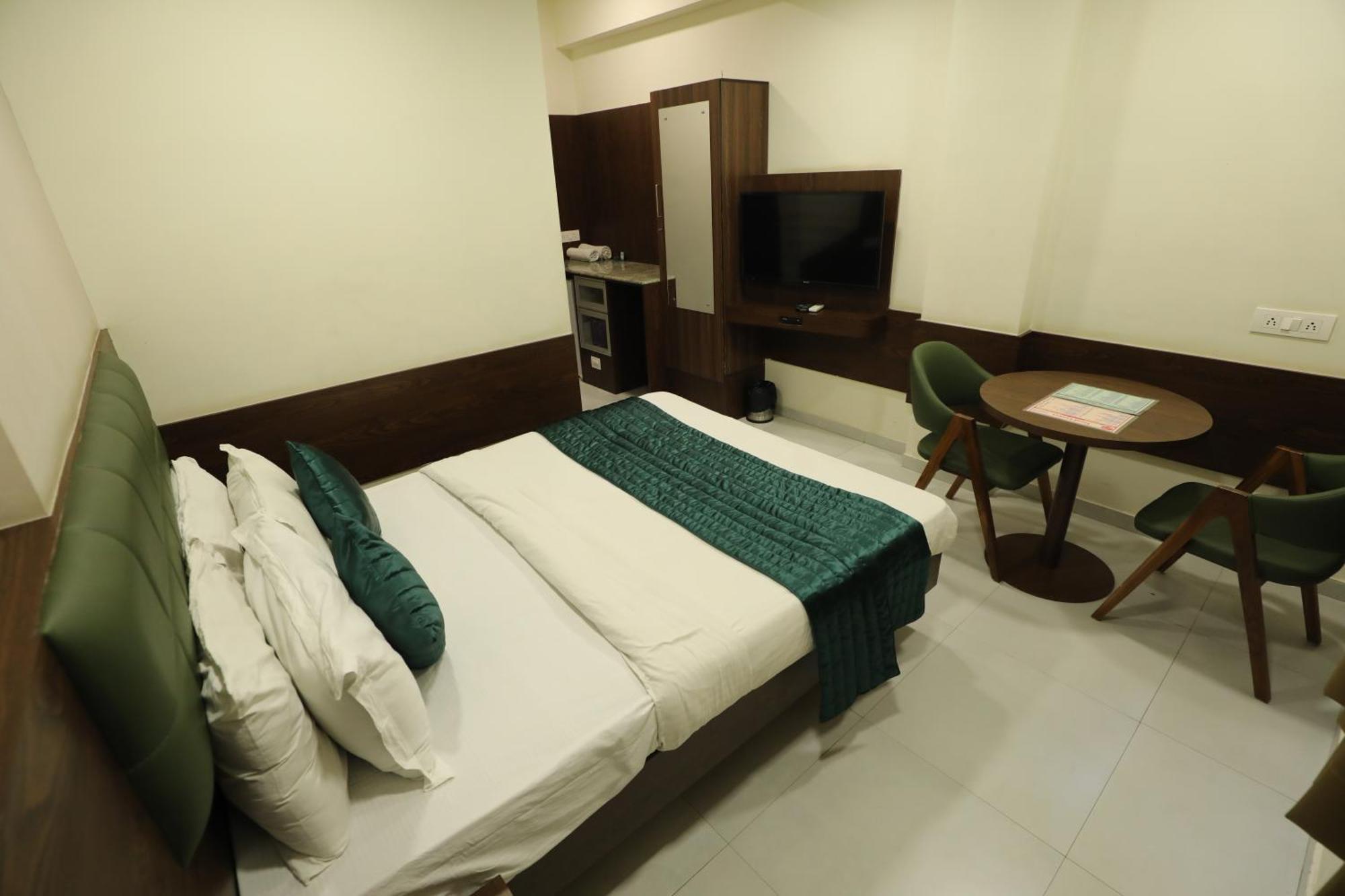 Greenotel Rooms Hazira, Surate Extérieur photo
