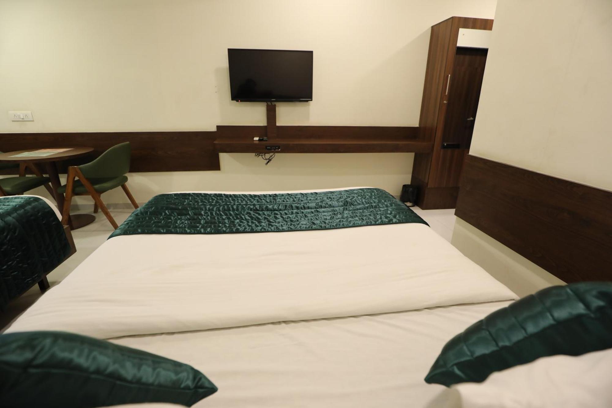 Greenotel Rooms Hazira, Surate Extérieur photo